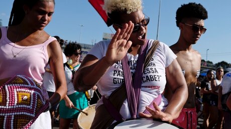 Frauen trommeln bei einer Demonstration gegen die Ermordung der brasilianischen Politikerin und Kritikerin von Polizeigewalt / © Diego Herculano (dpa)