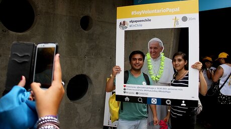 Freiwillige Helfer lassen sich in Chile mit einer Figur von Papst Franziskus fotografieren / © Hans Scott (dpa)