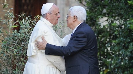 Juni 2014: Papst Franziskus begrüßt Palästinenserpräsidenten Mahmut Abbas während eines Friedensgebetes. / © Romano Siciliani (KNA)