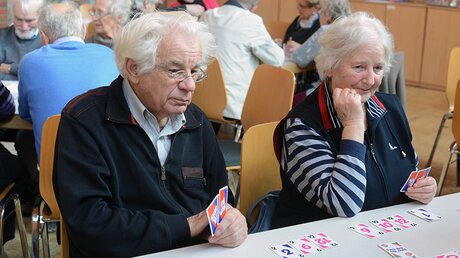 Fritz Melchert und Erika Müller spielen Skip-Bo. / © Beatrice Tomasetti (DR)