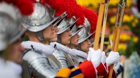 Gardisten der Schweizergarde während der Ostermesse mit Papst Franziskus / © Stefano Dal Pozzolo (KNA)