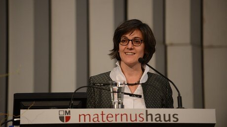 Gastgeberin Dr. Bernadette Schwarz-Boenneke führt mit Grundsatzüberlegungen in die Pädagogische Woche ein / © Beatrice Tomasetti (DR)