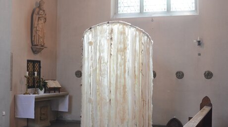 "Geborgenheit" heißt diese Installation von Beatrix Rey, die den Eyecatcher der Ausstellung "Wunder in der Kirche" bildet. / © Tomasetti (DR)