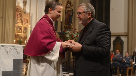 Generalvikar Dr. Hofmann überreicht Pfarrer Schumacher sein persönliches Geschenk / © Beatrice Tomasetti (DR)