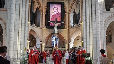 Georg Bätzing (l.), Bischof von Limburg, und Kardinal Kurt Koch (m.) feiern den Gottesdienst anlässlich der Seligsprechung von Richard Henkes / © Harald Oppitz (KNA)