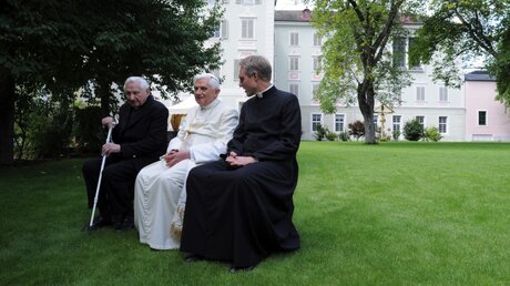 Georg (l.) und Joseph Ratzinger (m.) mit Erzbischof Georg Gänswein im Jahr 2008 / © Osservatore Romano/Agenzia Romano Siciliani (KNA)