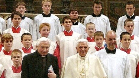 Georg Ratzinger (m.l.) und Papst Benedikt XVI. (m.r.) mit den Regensburger Domspatzen nach einem Konzert 2005 in der sixtinischen Kapelle im Vatikan / ©  Aturo Mari (KNA)