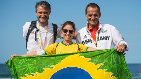 Freuen sich auf die Paralympics: Olympiasieger Gerd Schönfelder (l.) und DOSB-Präsident Alfons Hörmann / © Bernd Thissen (dpa)