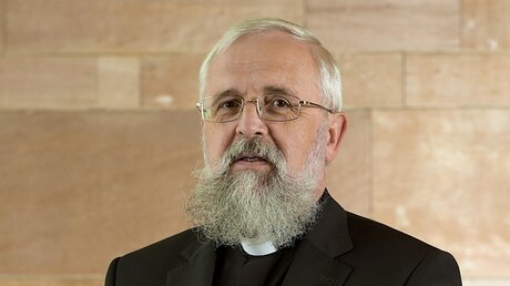Bischof Gerhard Feige in einer Soutane / © Harald Oppitz (KNA)
