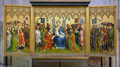 Gesamtansicht des mittelalterlichen Triptychons in der Marienkapelle mit den Heiligen Ursula und Gereon auf den Flügeltafeln. / © Matz und Schenk (Dombauhütte Köln)