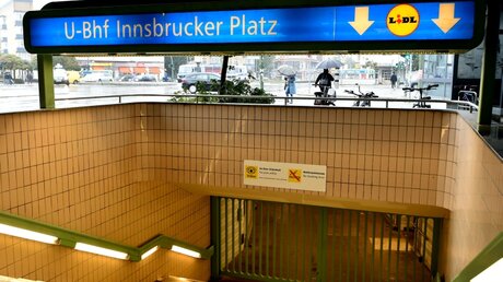 Geschlossener U-Bahnzugang in Berlin / © Bernd Settnik (dpa)