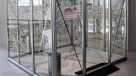 Glashaus mit Zitaten von Besuchern zum Thema Solidarität im Augsburger Textilmuseum / © Christopher Beschnitt (KNA)