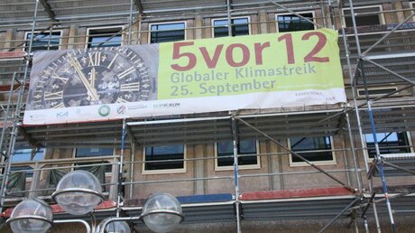 Banner zum globalen Klimastreik am Kölner DOMFORUM / © Mathies (Katholisches Stadtdekanat Köln)