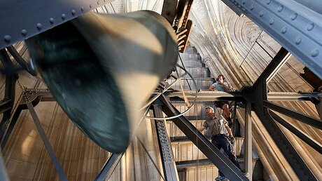 Glockenwartung im Kölner Dom  / © Oliver Berg (dpa)