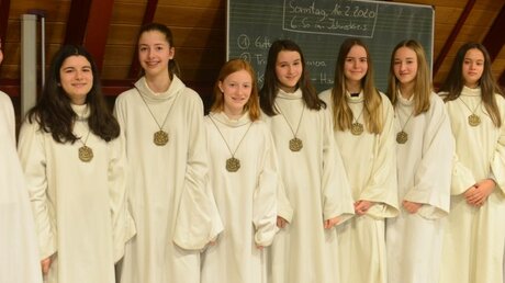 Glücklich und geehrt: Mitglieder des Mädchenchores mit den Medaillen / © Beatrice Tomasetti  (DR)