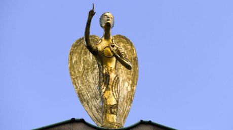 Goldener Mataré-Engel auf dem Dach des Bischofshauses in Essen / © Harald Oppitz (KNA)