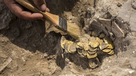Goldmünzen bei Ausgrabungen in Israel gefunden / © Heidi Levine/SIPA PRESS Pool/AP (dpa)