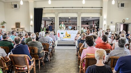 Gottesdienst mit Pfarrer Bernd Wolharn von der Touristenseelsorge in De Koog auf Texel / © Nadine Vogelsberg (KNA)