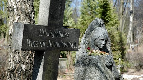 Grabstein auf dem Pokrov-Friedhof in Riga / © Alexander Brüggemann (KNA)