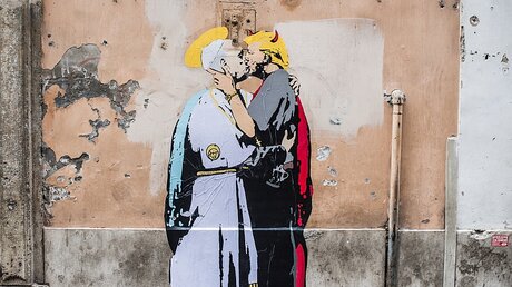 Franziskus und Trump auf einem Graffito in Rom / © Alessandro Serranò (KNA)