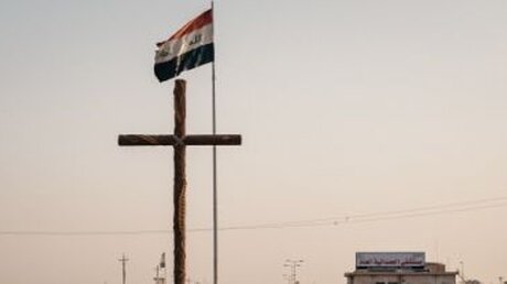 Großes Holzkreuz am Ortseingang von Karakosch, Irak (Archiv) / © Jean-Matthieu Gautier (KNA)