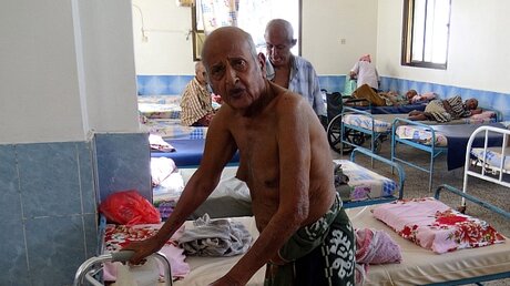 Überlebende des Attentats auf ein Seniorenheim im Jemen (dpa)