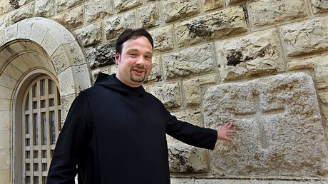 Pater Nikodemus Schnabel vor der Jerusalemer Dormitio-Abtei / © Debbie Hill (epd)