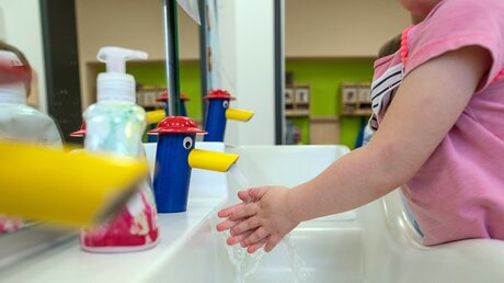 Händewaschen: Hygieneregeln in der Kita / © Frank Rumpenhorst (dpa)
