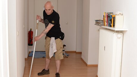 Hausmeister Oliver Kremer hat nach 25 Jahren Abhängigkeit den Sprung in ein drogenfreies Leben geschafft. / © Beatrice Tomasetti (DR)