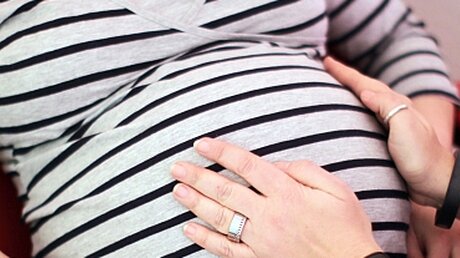 Eine Hebamme untersucht eine schwangere Frau (dpa)