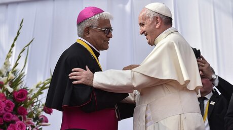 Hector Miguel Cabrejos Vidarte und Papst Franziskus / © Osservatore Romano/Romano Siciliani (KNA)
