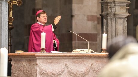 Erzbischof Dr. Stephan Burger (Freiburg) segnet die Gottesdienstteilnehmer / © Schoon / Erzbistum Köln (DR)