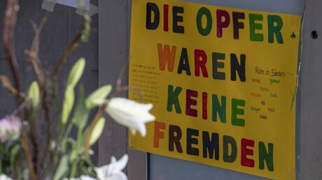 Hessen, Hanau: "Die Opfer waren keine Fremden" steht auf einem selbstgemalten Schild / © Boris Roessler (dpa)