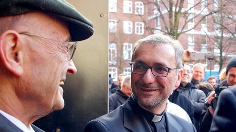 Weihbischof Jaschke begrüßt den neuen Erzbischof Heße (KNA)