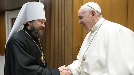 Hilarion Alfejew und Papst Franziskus / © Romano Siciliani (KNA)