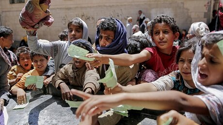 Kinder im Jemen mit Essensmarken / © Hani Mohammed (dpa)