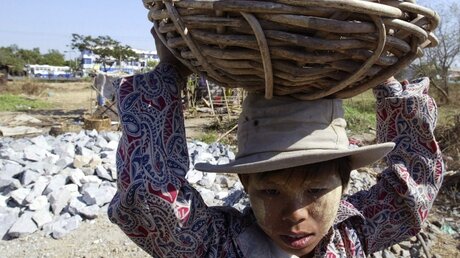 Hilfsorganisationen fordern Engagement gegen Kinderarbeit  / © Rungroj Yongrit (dpa)