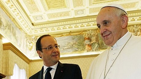 Papst Franziskus und Präsident Hollande  (dpa)