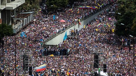 Hunderdtausende Menschen versammelten sich bei Protesten gegen Maduro / © Rodolfo Churion (dpa)