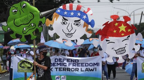 Hunderte Demonstranten protestieren gegen Präsident Duterte / © Aaron Favila/AP (dpa)