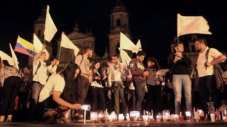 Hunderte demonstrieren für den Frieden in Kolumbien / © Mauricio Duenas Castaneda (dpa)