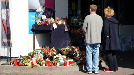 Idar-Oberstein: Blumen, Kerzen und Botschaften an das Opfer liegen am Tatort, einer Tankstelle / © Thomas Frey (dpa)
