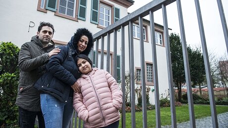 Die iranische Flüchtlingsfamilie Shapouri steht vor dem katholischen Pfarrhaus in Ketsch / © Heike Lyding (epd)