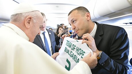 Papst bekommt von einem Journalisten ein Trikot mit der Aufschrift "Team Of Hope Bulgaria" / © Paul Haring (KNA)