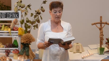  Im Oktober feierte Friederike Daubenbüchel einen Gottesdienst zum Thema "Erntedank". / © Beatrice Tomasetti (DR)
