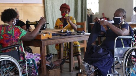 Im Traumazentrum Olame in Bukavu, das die katholische Sozialarbeiterin Thérèse Mema Mapenzi aufgebaut hat, nähen Frauen Mund-Nasen-Schutze (missio)