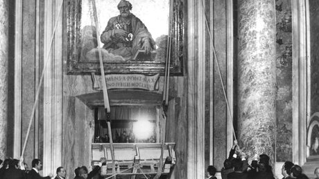 Öffnung der Heiligen Pforte im Petersdom am 24. Dezember 1974 (KNA)