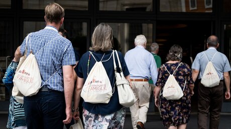 Teilnehmer auf dem Weg zur Audienzhalle beim zehnten katholischen Weltfamilientreffen im Vatikan / © Cristian Gennari/Romano Siciliani (KNA)