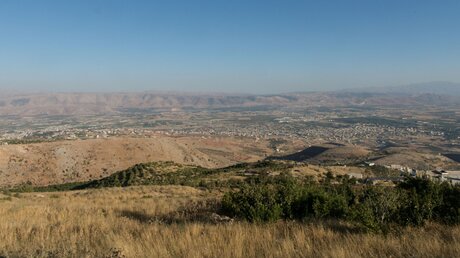 Blick über die Bekaa-Ebene im Libanon / © Elisabeth Schomaker (KNA)
