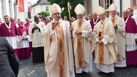 Bischof Peter Kohlgraf (m.) und Kardinal Woelki (r.) im Jahr 2017 / © Harald Oppitz (KNA)